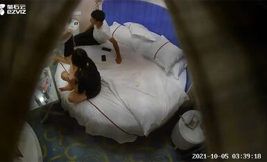 酒店偷拍甄选 情趣圆床房 1男游走2姐妹之间 1哭2闹3操逼 被操的时候骚劲 老公 操我 我好痒