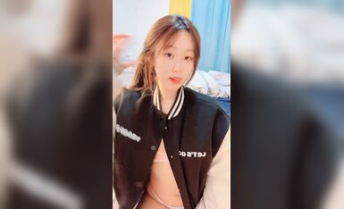 美女落九川清纯系极品小姐姐，卡哇伊小兔子内衣，掏出揉捏粉嫩奶子，翘起超肥大屁股，特写振动棒插穴