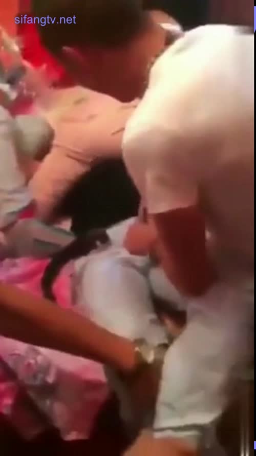 把极品伴娘被扒光吸奶，结果反遭众人扒光弹JJ