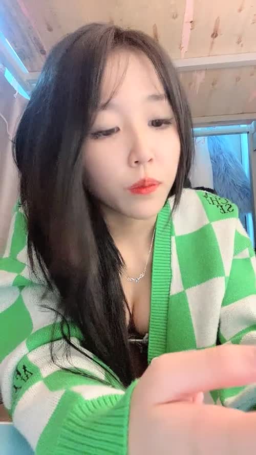 新下海大三学生妹，【一页叶】，宿舍躲起来做黄播，校园女神范，胸大又粉，极品红樱桃，皮肤白皙，人气登顶