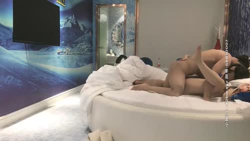 小伙网约特能聊白靴甜美兼职外围小少妇，舌吻调情揉捏奶子，拔下肉丝揉穴，69姿势口交正入，激情抽插受不了射了