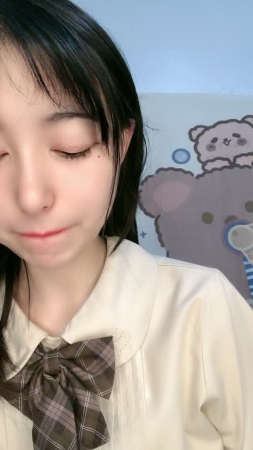 颜值区优质清纯系嫩妹玩大转盘，撩起短裙黑丝肥臀，没穿内裤超嫩小穴，小尺度诱惑，抬起双腿若隐若现，极度诱惑