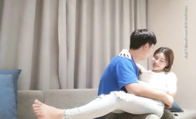 約了個極品顏值白衣美乳妹子，很好玩會配合，舔弄抽插猛操上位騎乘呻吟