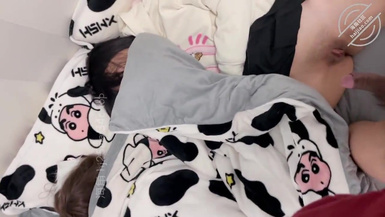 父女亂倫大神【我是奶氣草莓】女兒閨蜜被我弄倒，女兒琪琪在旁邊睡，我插她閨蜜騷逼