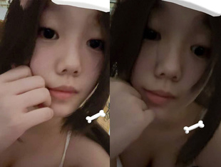 四川巴中19歲嫩妹陳佳鈺，小小年紀就玩得特別花，性慾十分網上，非常喜歡在網上交友