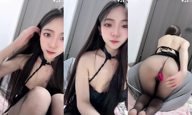 長腿嫩足顏值小母狗，連體黑絲透視裝，嫩足展示淫語挑逗，跪地自慰各種道具深插騷穴 (25)