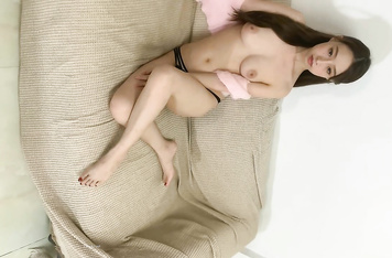 花了500塊約的大學生，來出租屋裡面拍私房照，妹子身材是真的嫩 (1)