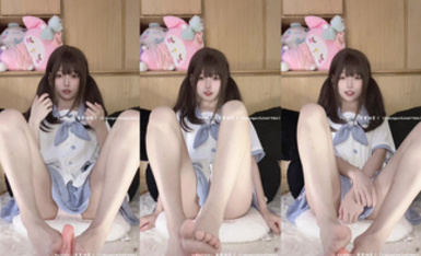 【玉足蘿莉風嫩妹】，可愛雙馬尾，露臉小美女【要要餓暈了】推特福利，自慰口交足交，性愛，小母狗屬性拉滿 (1)