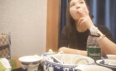 約了個馬尾少婦過520，她爽，我更爽，調情扣逼69互舔扭動後入猛操呻吟嬌喘非常誘人