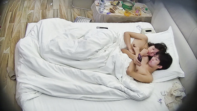 [酒店流出] 小情侶入住兩天，男的就沒下過床，美女的小穴都快被操麻了，吃奶，扣逼，抱著女友的大長腿怎麼都操不夠 (4)