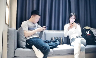 極品影視學院畢業生，高顏值好身材牛仔褲大奶妹，就是有點高冷，舔奶特寫口交抬腿側入摸奶後入抽插猛操