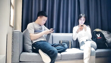 極品影視學院畢業生，高顏值好身材牛仔褲大奶妹，就是有點高冷，舔奶特寫口交抬腿側入摸奶後入抽插猛操