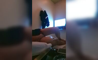 足疗店搞女技师，丸子头小姐姐，摸摸搞搞要拔裤子，足交打飞机，骑乘磨蹭扶着电视柜后入，隔壁在唱歌