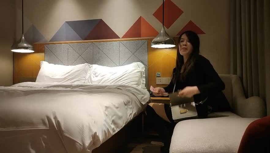 约黑靴包臀裙轻熟女，现金支付揉穴爆插小嘴，翘着屁股口交，骑乘打桩激情猛操，操的啊啊直叫