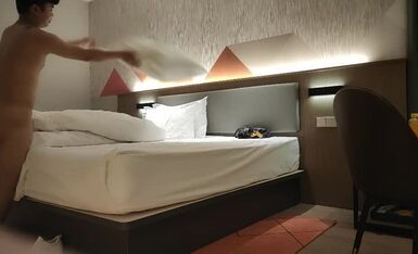 深夜约肉肉熟女，穿上黑丝跪地口交，69姿势舔逼，抬腿抽插猛操，搞完再做服务享受一下