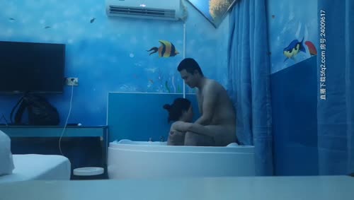 老哥约操良家小骚货情趣酒店操，有情调浴缸鸳鸯浴，扶着墙后入爆插，坐浴缸边上，妹子一上一下主动骑坐