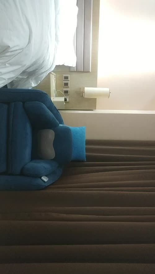 《用利抽插》约操很能喷豹纹少妇，花臂纹身一线天肥穴，深喉大屌后入爆操，搞完看床上湿了一片