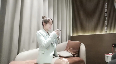 【小寶尋花】高顏值氣質妹子啪啪，第一眼就愛上了，與她舌吻互摸後口交騎乘側入猛操呻吟，佳作