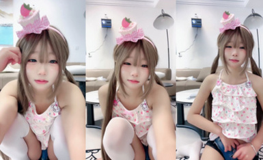 05年可愛小蘿莉 玉米mm 直播大秀絲襪美腿，自慰噴水 粉嫩小穴 (1)