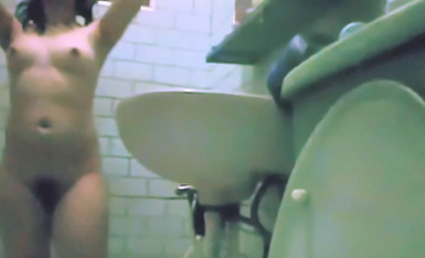 哥哥偷拍親妹洗澡