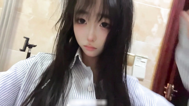 2025年新流，推特清純小可愛【鱷魚、呆痛綳】重金定製，身材完美勻稱，難得露臉沐浴