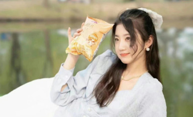 神仙顏值的女大學生，在金主面前就是騷浪母狗，被各種調教玩弄爆操，妹子很主動乘騎，這顏值和身材簡直了 (1)