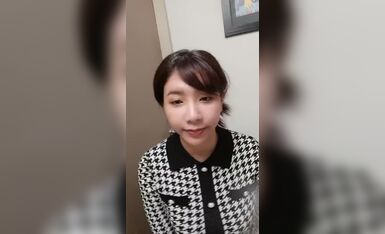 三个专业摄影师，还有一个女的，新到的极品女神，这是在拍偷情大戏，当着老公面啪啪，精彩香艳必看