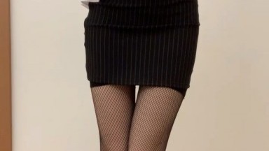 穿着黑丝短裙假装被坏学生欺负