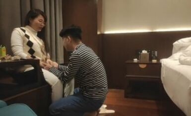 【中国人不骗中国人】，知性美人妻，屁股大得很，精神小伙寻觅确实的母爱