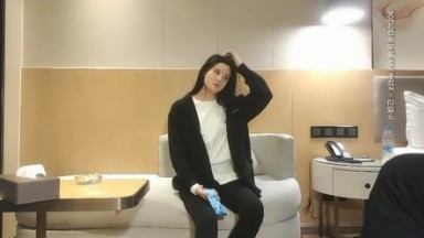 这妞绝对是很高质量的外围女神，甜美的脸蛋儿，高挑的身材