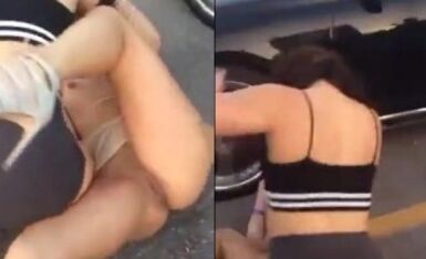 抓奸街头扒衣暴打小三